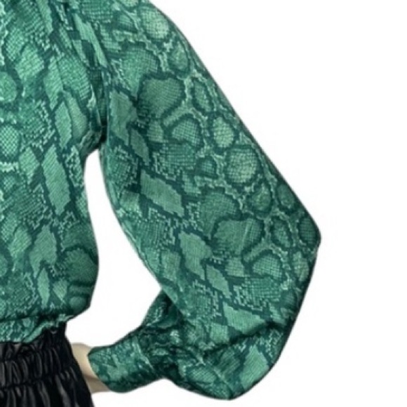 Gwendolyn Snake Mock Neck Blouse green size small - Picture 11 of 14